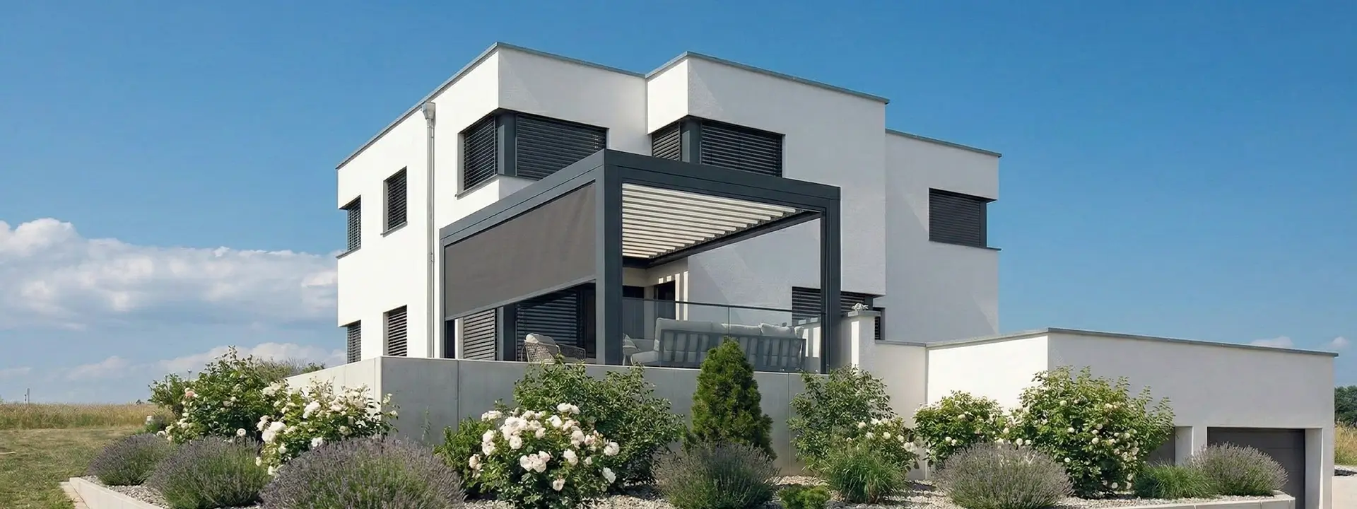 Modernes Einfamilienhaus mit Glas-Lamellendach und integrierter Zip-Beschattung als Terrassendach.
